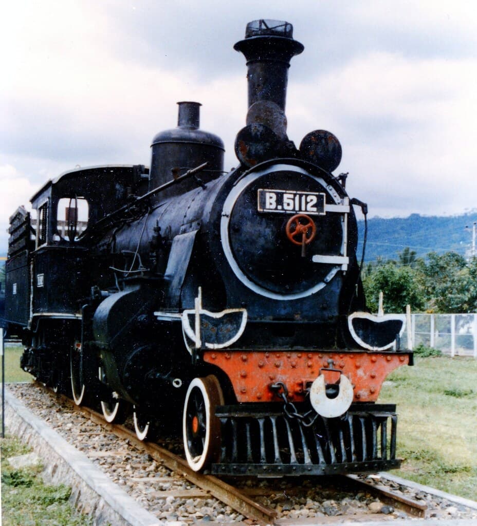 B5112 compound 4-4-0 was constructed by Hanomag (3866/1902). Other examples were built by Hartmann and Werkspoor. It was originally Staats Spoorwegen 303 and later 612 .