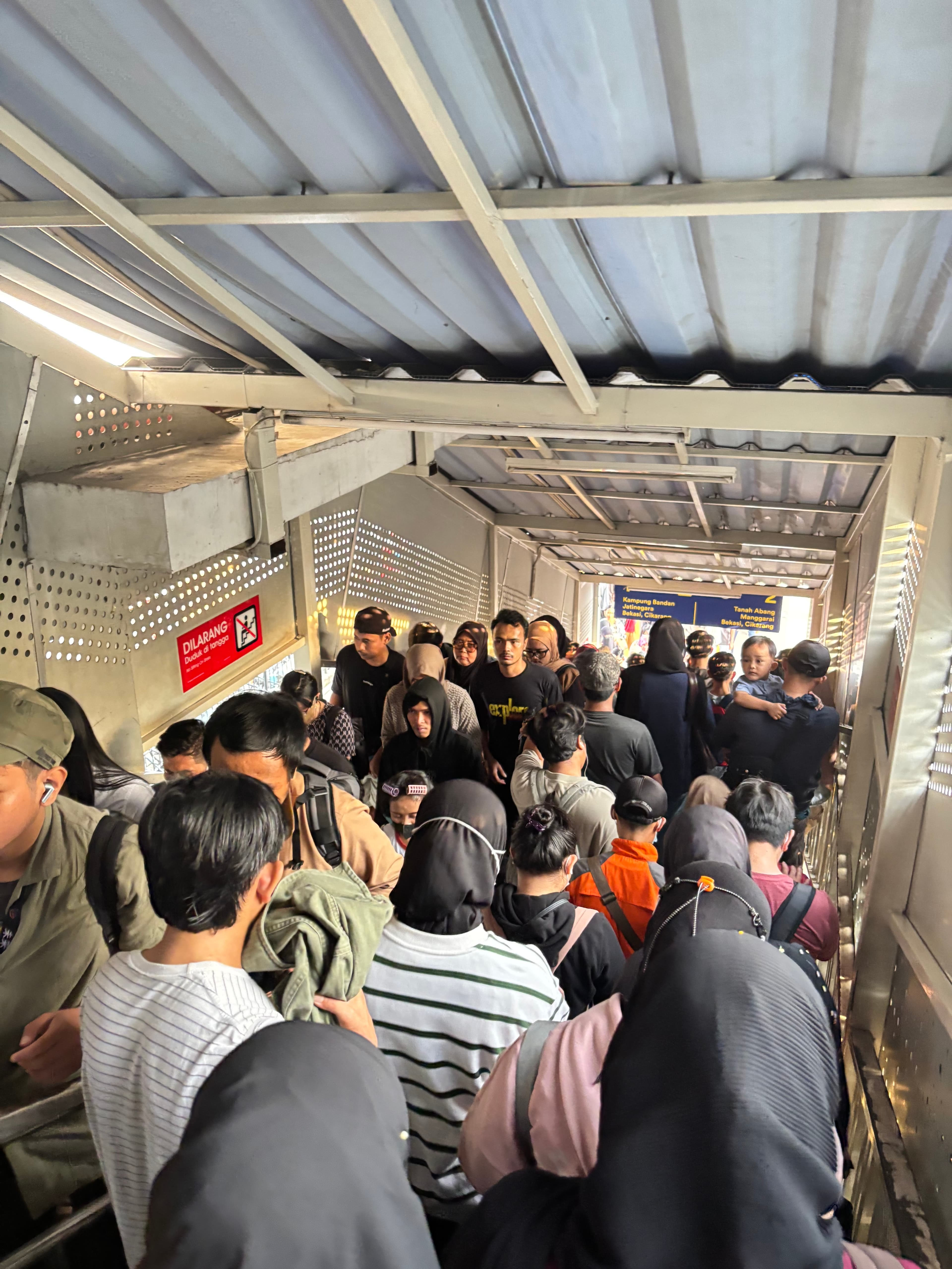 Kepadatan Tangga Stasiun Duri